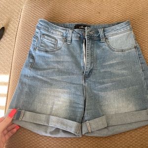 Navishape Light Wash Jean Shorts Medium NVGTN